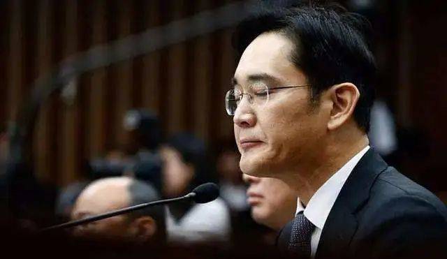 韩国三星集团会长李健熙25日去世,终年78岁。李健熙被视为“三星帝国”的缔造者,然而在他死后,最惹人注目的是其子女所要缴纳的巨额遗产税。 据报道,李健熙名下的三星集团旗下企业股份总市值超过18万亿韩